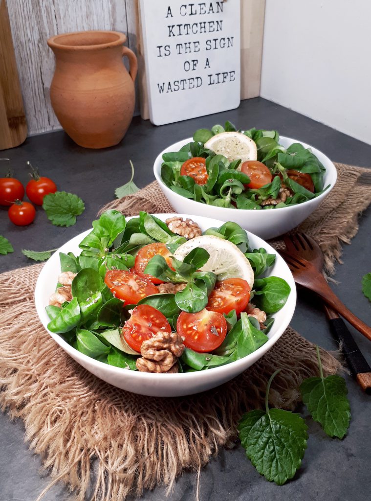 FELDSALAT MIT WALNÜSSEN